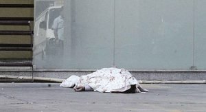 هندي يرمي نفسه من الطابق السابع بالفحيحيل