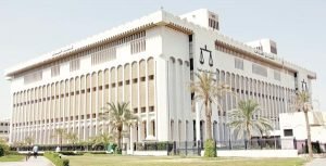 ابعاد آسيويين بحوزتهما خمور وسواطير وأوراق لعب وأدوية