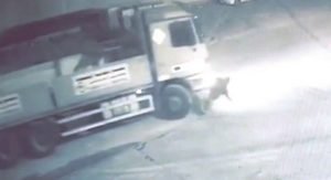 باكستاني يفرم مجهول الهوية بشاحنة في أمغرة