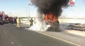 إخماد حريق سيارتين على الدائري الخامس