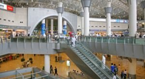 مواطن يعتدي على عسكري أمام بوابة المطار