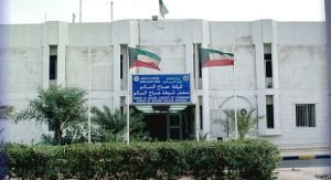 التعامل مع لغم من مخلفات الغزو على طريق الأرتال