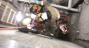 شرطي وصديقه متعاطيان وبحوزتهما كوكتيل مخدرات وخمر