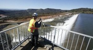 مصريان يعتديان بالضرب على رجل مرور في الجابرية