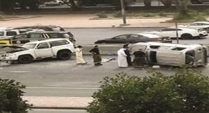 مواطن يضرب أُمه المسنة بمساعدة زوجته المصرية