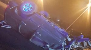 وفاة شخص وإصابة آخر في انقلاب مركبة