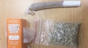 ضبط مواطنة مطلوبة مع سوري بحوزتهما مواد مخدرات