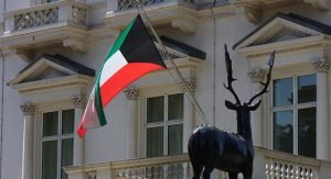 البحث عن شرطي ظهر بمشهد فاضح مع فتاة «شبه عارية»