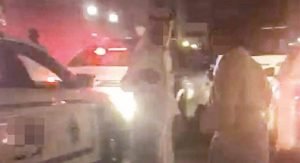 إعتداء إمرأتين ورجلين على شرطي لحماية 