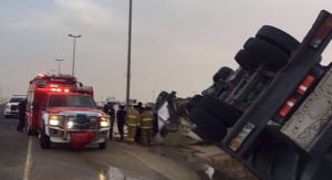 انقلاب صهريج ووفاة السائق على طريق الوفرة