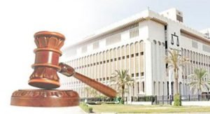 إلزام مواطن بتعويض موظف بنك مبلغ 5001 دينار بعد قذفه بمزهرية ورد