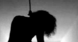 إقتحام منزل تاجر خمور مستوردة وضبطه