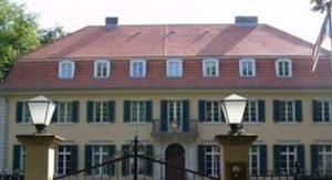 مقيم يقوم بالنصب والاحتيال وممارسة الاعمال المنافية للآداب