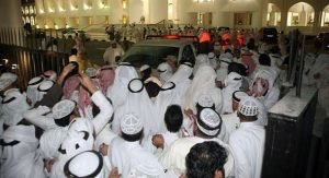 مواطن شد طبيباً من ملابسه وحاول ضربه