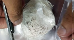 «عربي» بحوزته 555 حبة ترامادول و50 جرام هيروين في المطار