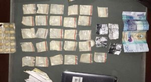 ضبط 3 مقيمين بحوزتهم 8 أظرف «شبو» وجريدة داخلها «حشيش»