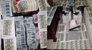 مواطنان وعربي في «عصابة» تزوير عملات كويتية وامريكية