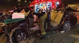 إنقاذ شخصين انحشرا في مركبتهما على طريق المطار