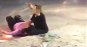 تحديد هوية مجهول ضرب سيدة وطفلة في الشارع