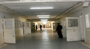 الداخلية: لا «شبهة جنائية» وراء إنتحار سجين المركزي