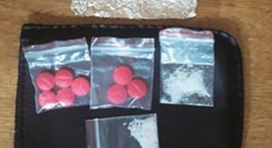 ضبط مصريين في الفروانية وتحويلهما لـ«المكافحة» بحشيش وشبو