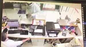 شجاعة هندية أفشلت «سطو مسلح» لملثَّم على صرافة بالمهبولة