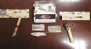 ضبط وافدين بحوزتهما مواد مخدرة وأدوات تعاطٍ بالفروانية