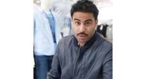 قائد سيارة هدّد «عبودكا» بـ«سكين» وحاول دهسه في السالمية