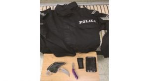 مواطن مطلوب وضع سترة «الداخلية» برتبة رقيب بسيارته ليخدع رجال الأمن