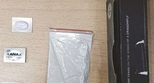 ضبط وافد مطلوب بحوزته 26 حبة مخدرة