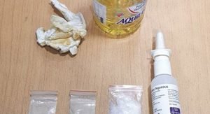 مواطن سقط بهيروين و3 حبات مخدرة وإبرة للتعاطي