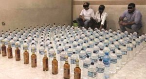 إحباط محاولة 3 آسيويين ضخ 182 زجاجة خمر بين أوساط المتعاطين