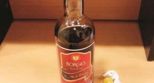 مواطنان بحوزتهما زجاجة خمر وحشيش وأدوات تعاطي