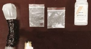 مواطن وخليجي وفتاة سقطوا بشبو وأدوات تعاط في السالمية