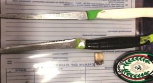 مواطنان بحوزتهما سكينتين وكيسين هيروين في الفحيحيل