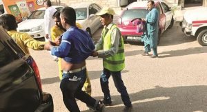 إبعاد 5 وافدين عقب مداهمة سوق عشوائي