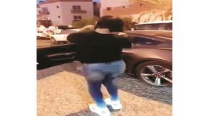 مواطن دهس ضابط وسحله على الطريق احتجاجاً على استيقافه