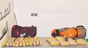 هندي يبيع خمور في بسطة بالمنقف