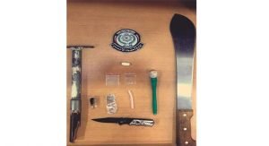 نجاة مواطن بأعجوبة عقب انقلاب شاحنة على مركبته