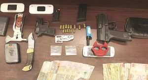 سلاحان وذخيرة ومخدرات مع 3 مواطنين