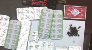 ضبط مواطنين بحوزتهما مخدرات وحشيش وادوات حادة في السالمية