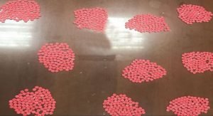 1500 حبة ترامادول بحقيبة عربي في المطار