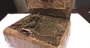 جمارك المطار تضبط 2 كيلو ماريغوانا مع آسيوية