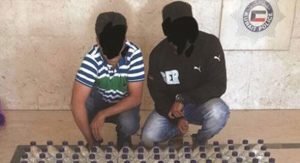 هنديان يوزعان الخمور «ديليفري» سقطا بـ 112 زجاجة