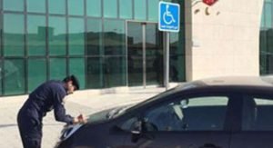 20 مخالفاً في الفروانية احتلوا مواقف المعاقين