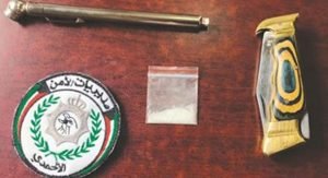 شابان «بدون» وعراقي ومواطنة مطلوبة سقطوا بمواد مخدرة