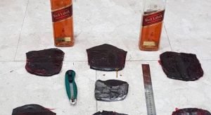 مداهمة منزل مواطن راعي سوابق وضبط 5 كيلو حشيش وأقراص مخدرة وخمور