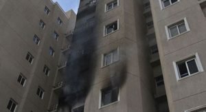 إختناق شخص في حريق عمارة استنفر رجال الإطفاء بالفروانية .. وفتح تحقيق