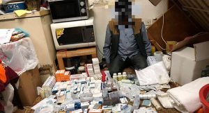 عامل نظافة بحوزته 230 طابعا حكوميا يسرق الأدوية من مستشفى الجهراء.. ويمارس الطب في «الجليب»