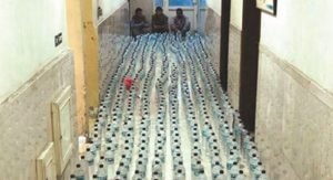 3 وافدين في الجليب بحوزتهم 2120 بُطل خمر محلي